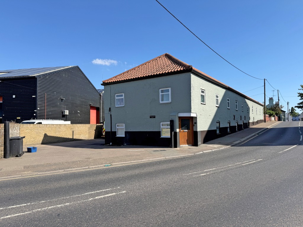 Lot: 194 - VACANT FREEHOLD TOWNHOUSE WITH PARKING - View of the complex from the roadside and entrance to the complex
